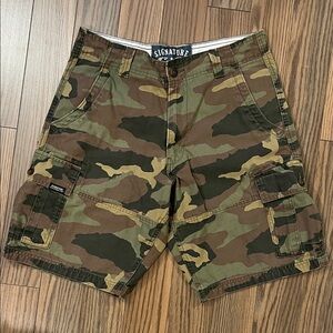Vintage Signature Levi’s Strauss & Co Men's Green Camo Cargo Shorts size 32